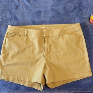 Old Navy Women’s Shorts sz 16, Color Tan